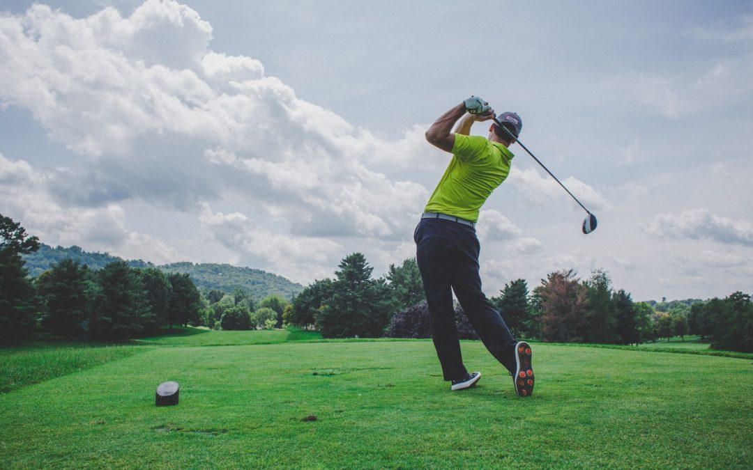 Conseils pour s’entraîner au golf à la maison : améliorer votre jeu sans aller au parcours