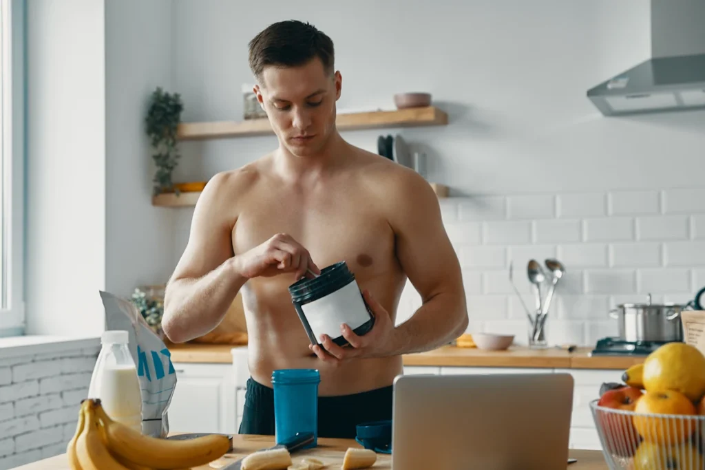 Une personne qui prend des Compléments alimentaires pour ectomorphe