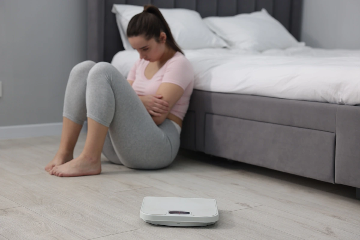 une femme inquiète de sa fluctuation de poids entre la matin et le soir