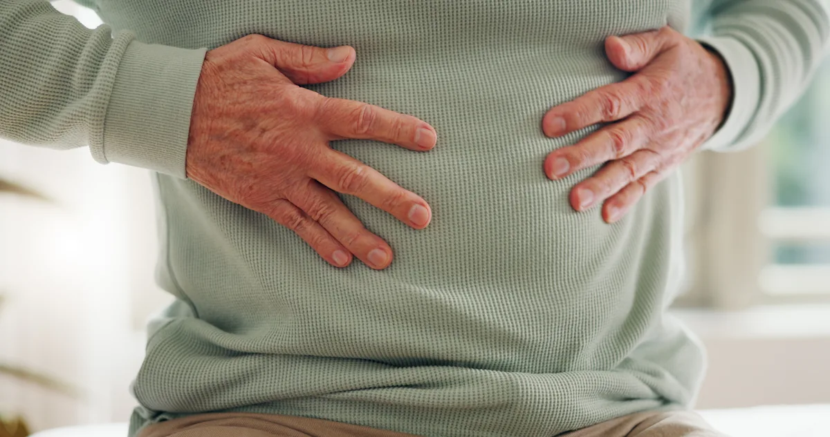 Un homme âgé qui prend de la graisse abdominale