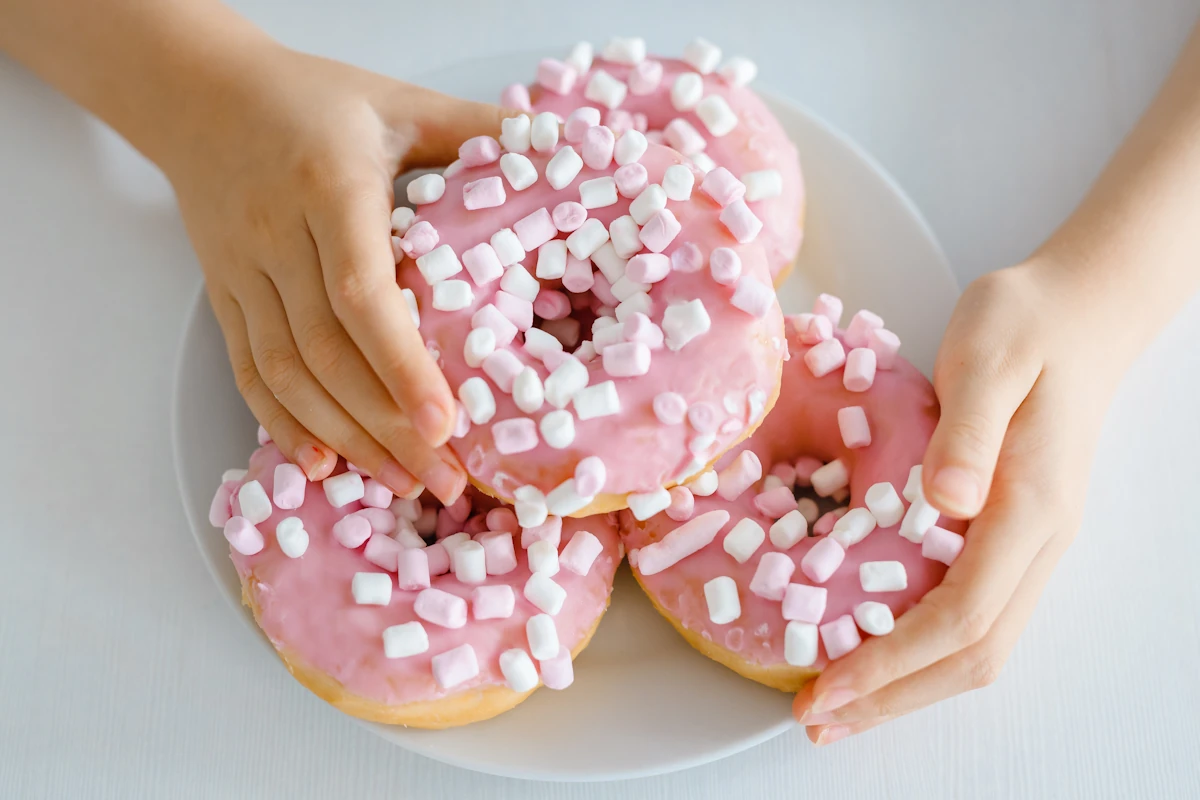 Une personne qui prend des donuts sucrés