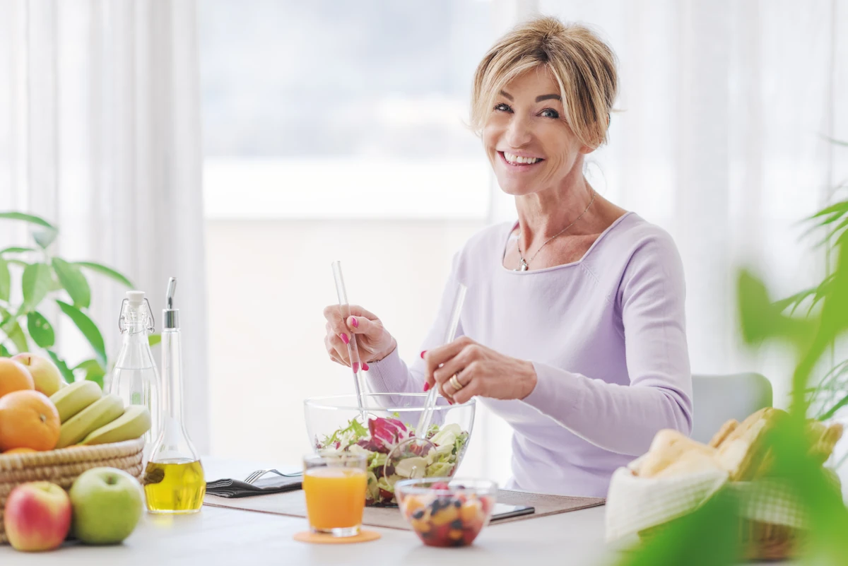 Une femme qui prépare une salade 