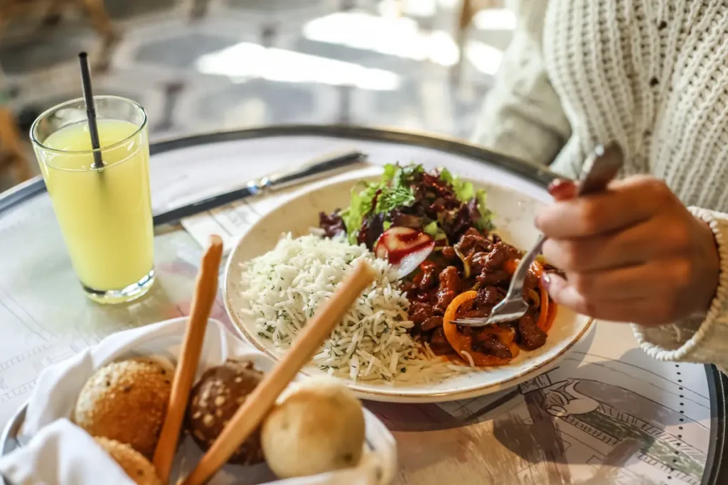 Une personne qui mange des aliments pour faire baisser le taux de ferritine