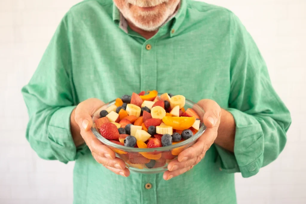 Un sénior qui mange des fruits pour la mémoire