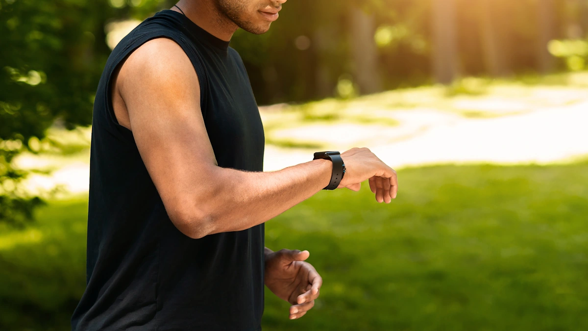 Un homme qui vérifie sa fréquence cardiaque sur une montre connectée