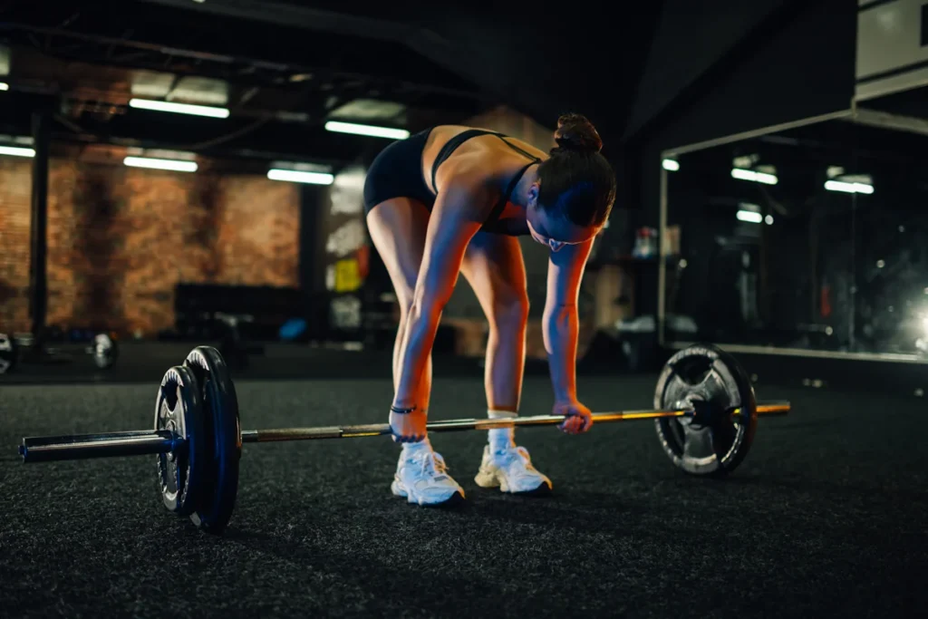 Une femme qui fait du deadlift conventionnel
