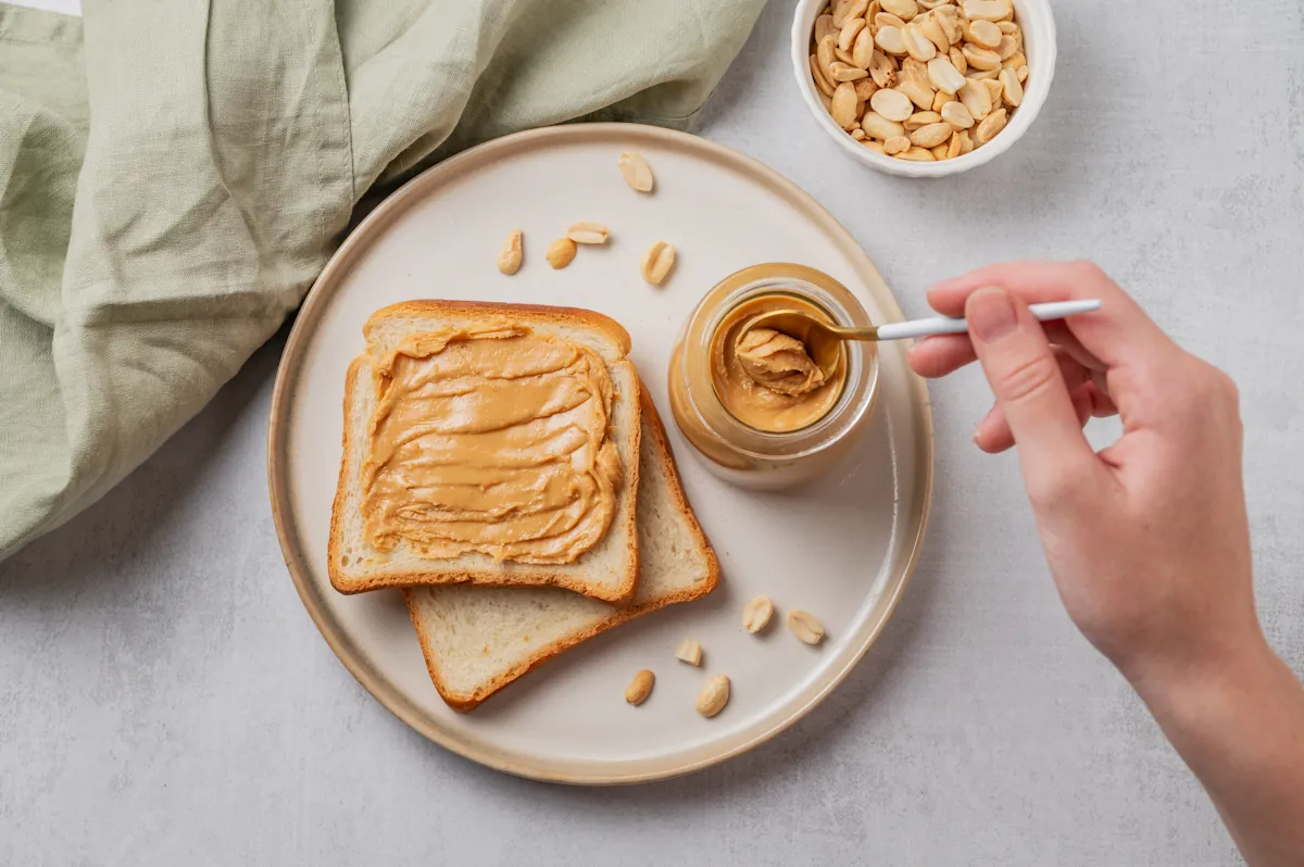 Un ectomorphe qui mange du beurre de cacahuète