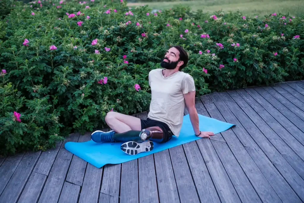 Un homme qui fait des exercices de cohérence cardiaque