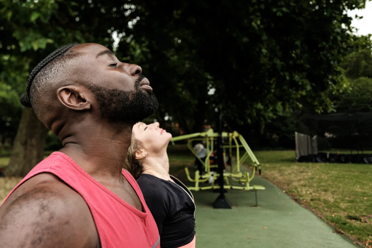 Deux sportifs qui fait des exercices de respiration et expirent par la bouche
