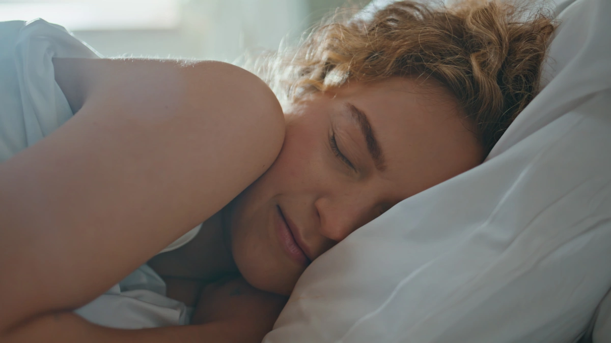 Une femme dort sur le côté