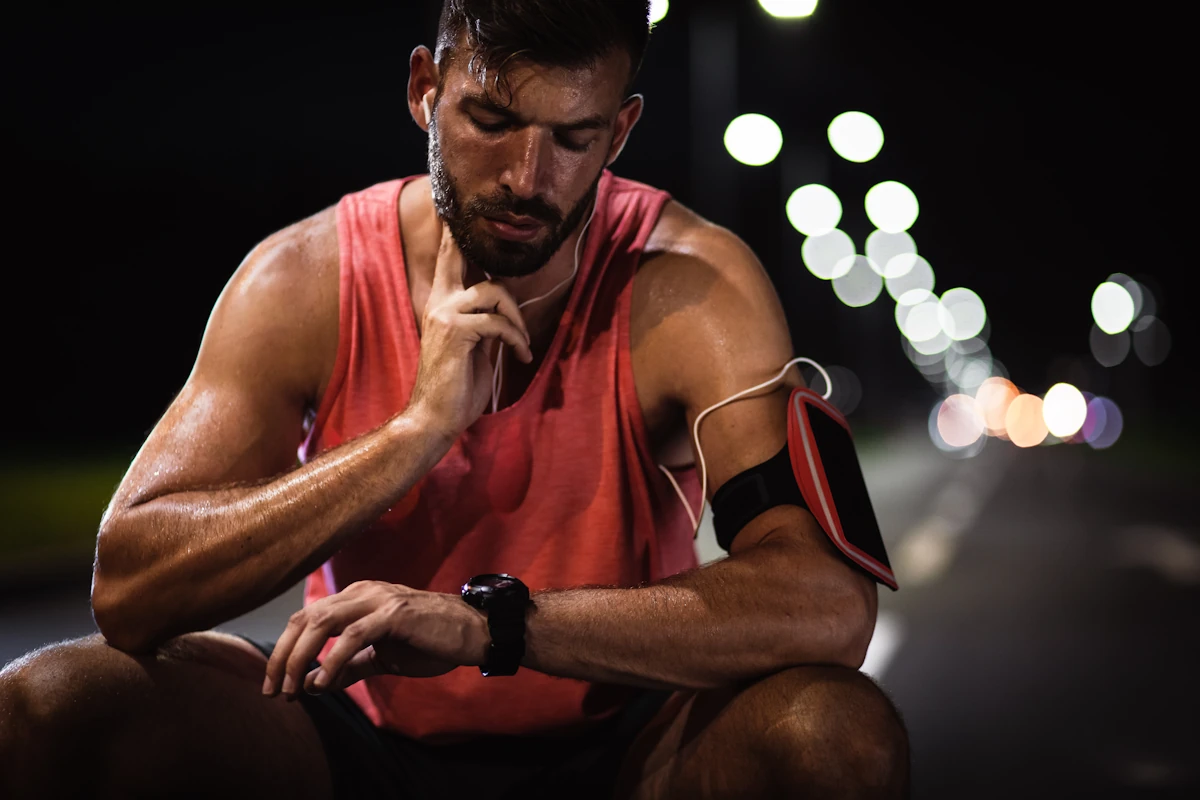 Un homme qui mesure une fréquence cardiaque maximale