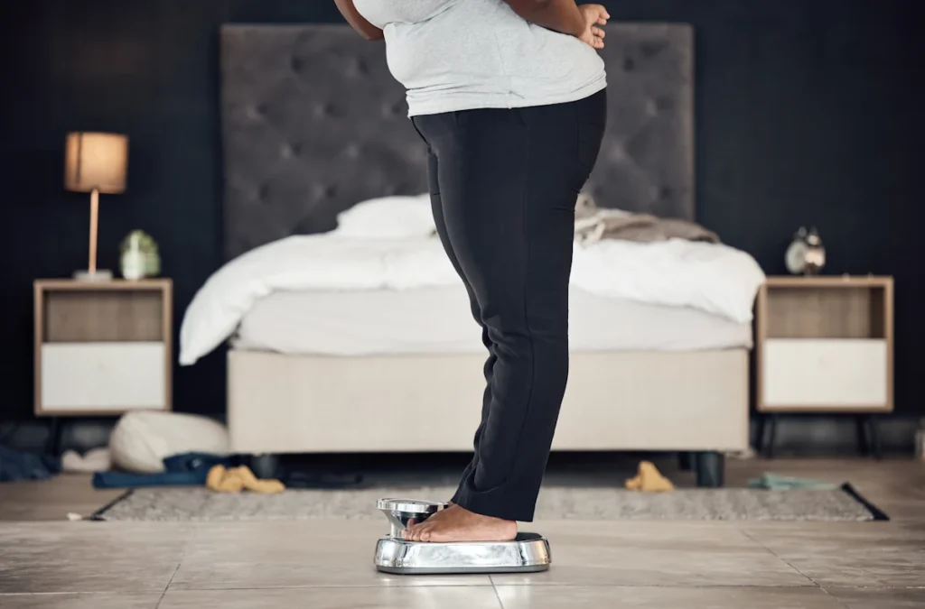 Un sénior sur une balance