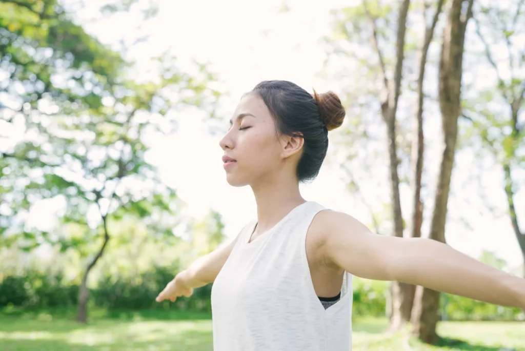 Une femme qui inspire par le nez et expire par la bouche