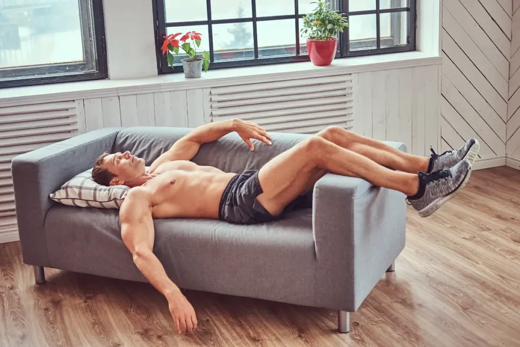 Un homme en jour de repos de musculation