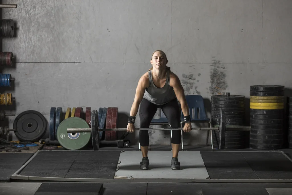 Une femme qui souffre de lombalgie post-deadlift