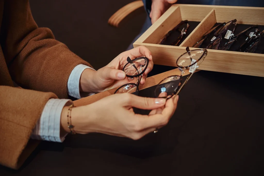 Une personne qui choisit de lunettes