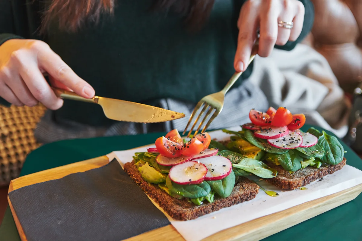 Une personne qui mange végétarien