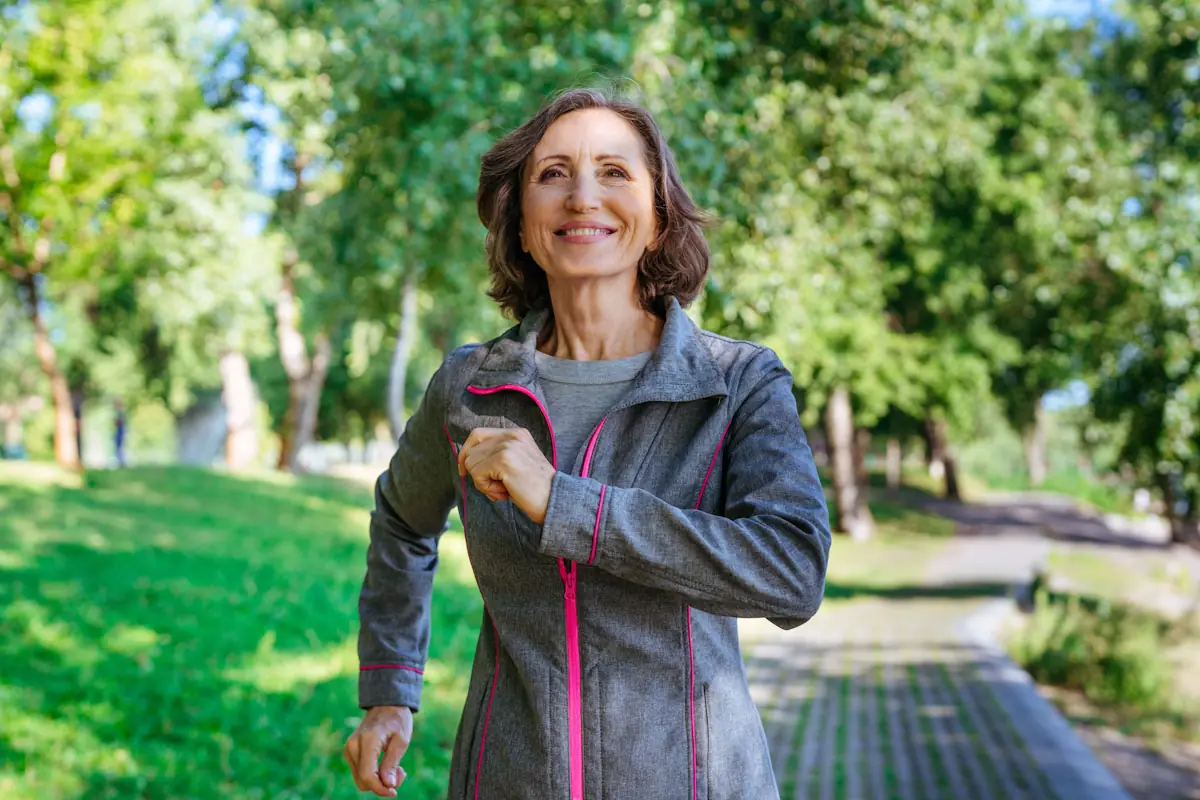 Une femme de 50 ans qui fait de la marche rapide