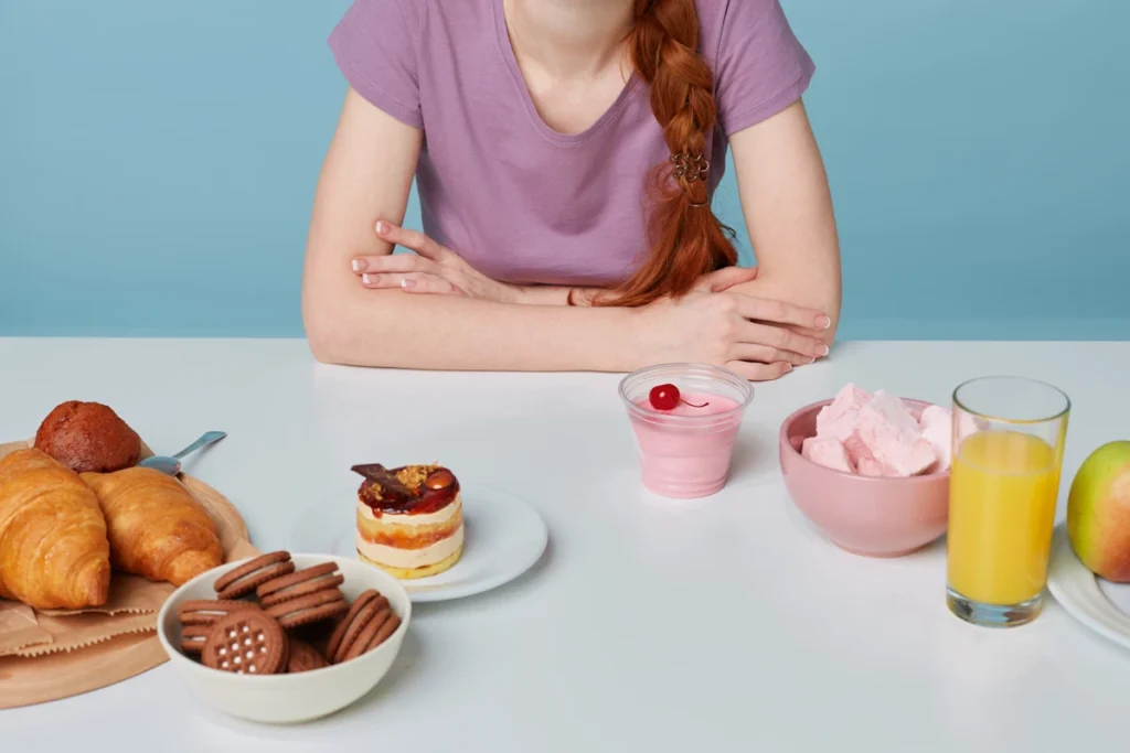 Une personne qui essaie de réduire les envies de sucre