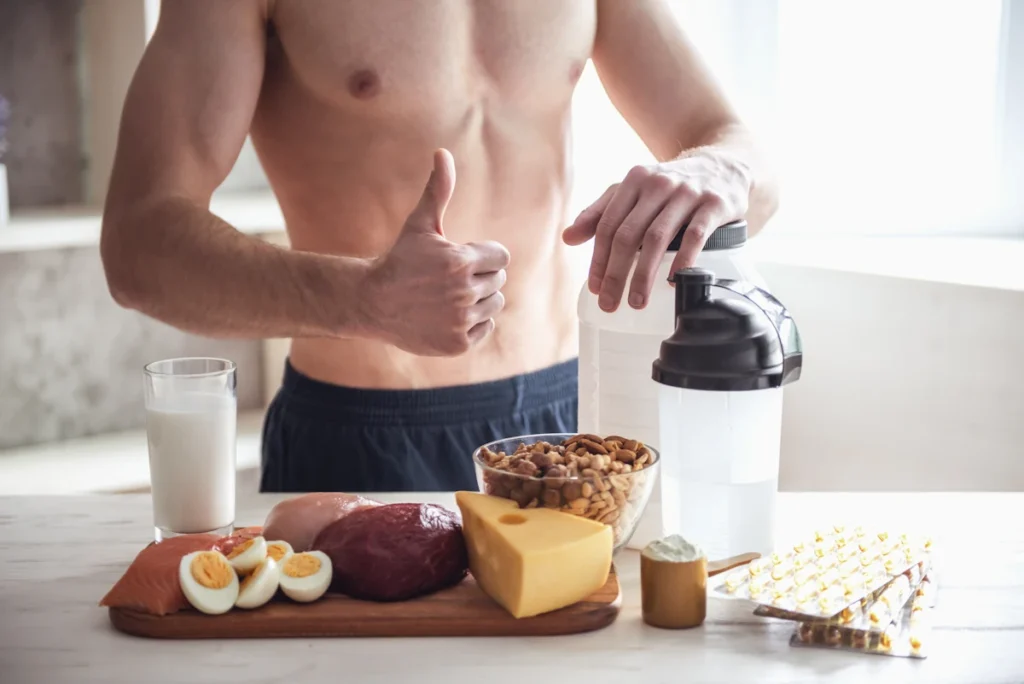 Un homme qui prépare un repas pré-entraînement protéiné pour la musculation