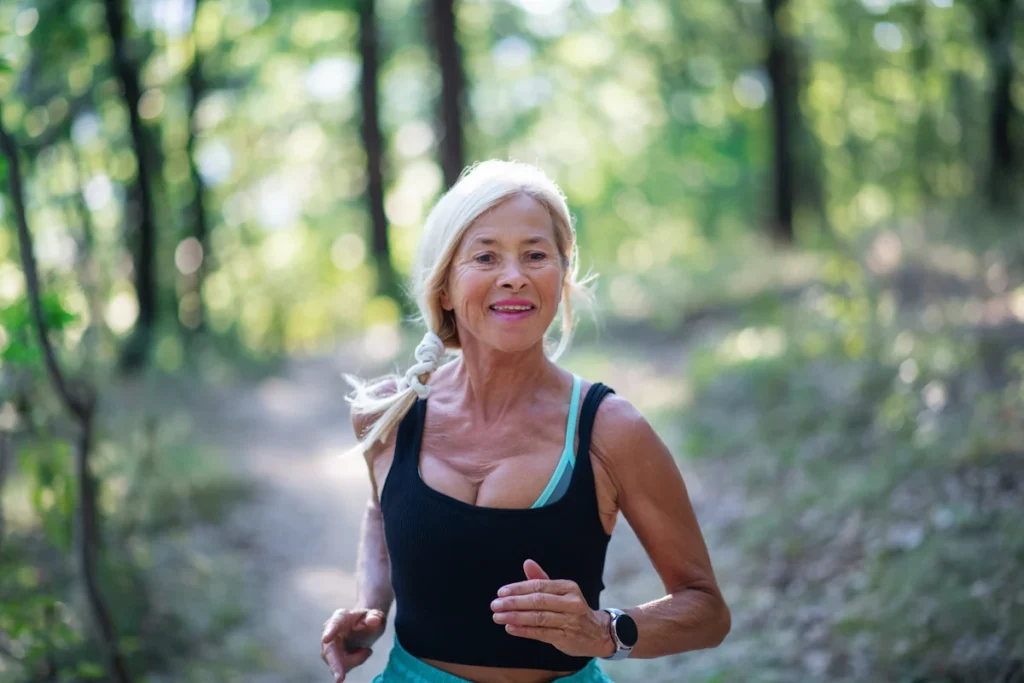 Une femme de plus de 50 ans qui court