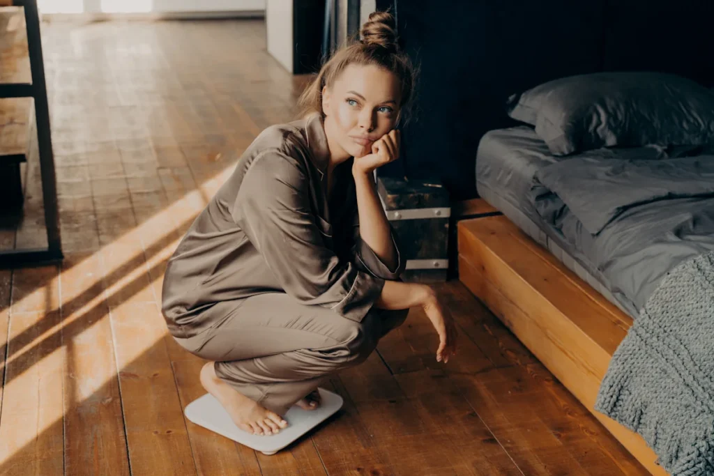 Une femme qui se pèse