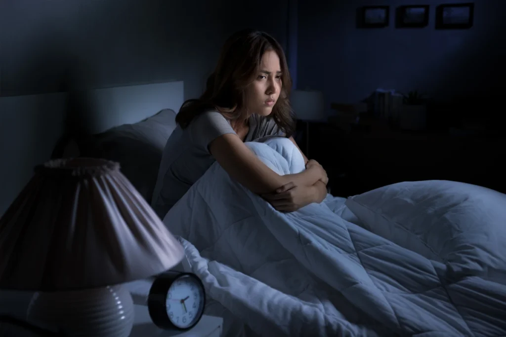 Une femme qui n'arrive pas à dormir à cause d'une vitamine
