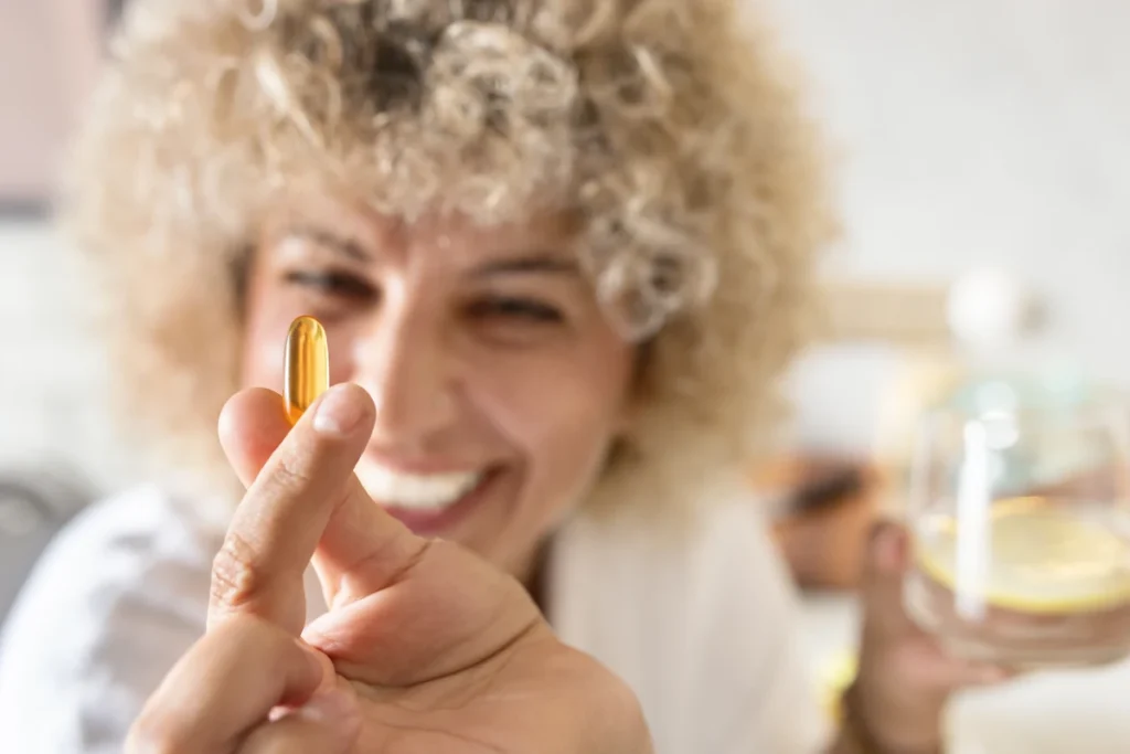 Une femme qui prend une vitamine pour la mémoire