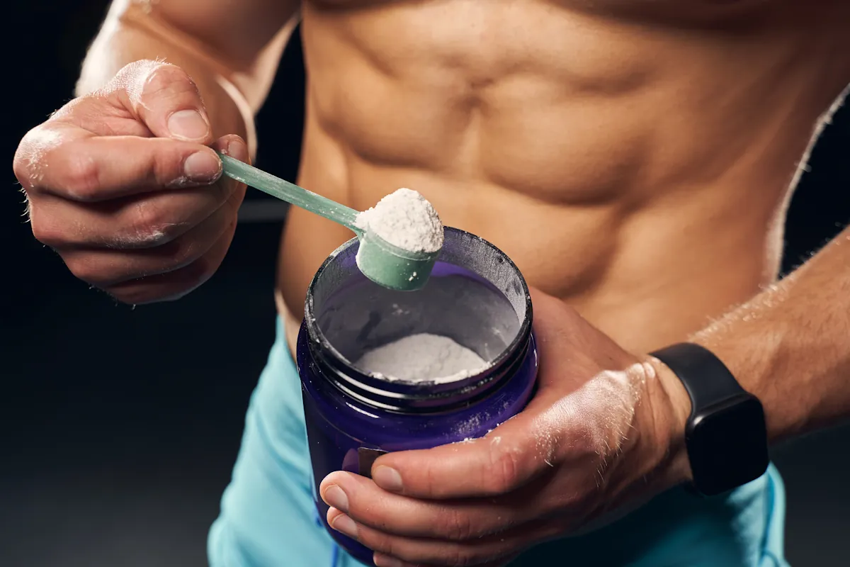 Une personne en musculation qui consomme de la whey